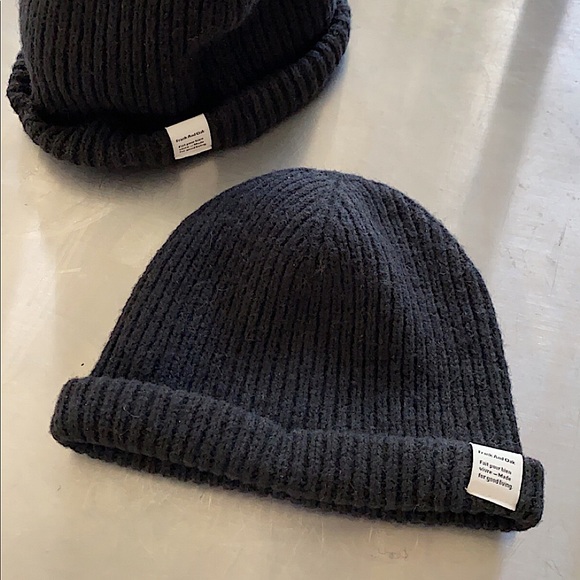 Frank & Oak black fitted beanies - Picture 3 of 4